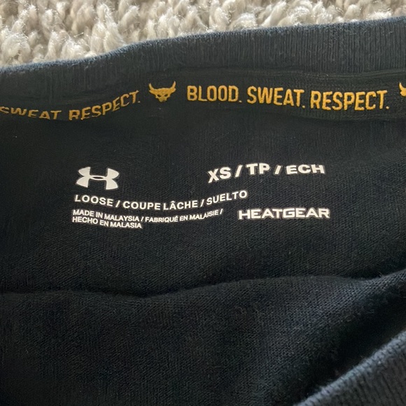 Four under armor workout tees.The sizes range between a youth M to an adult XS. - Picture 3 of 10